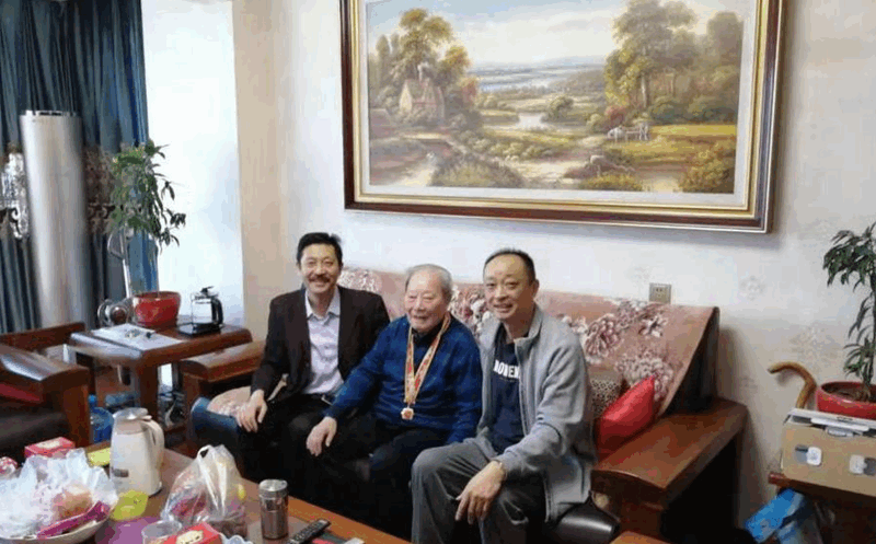 慰問公司榮獲中共中央、國務院、中央軍委頒發的“慶祝中華人民共和國成立70周年”紀念章的老黨員、離休干部胡成金同志_副本_副本